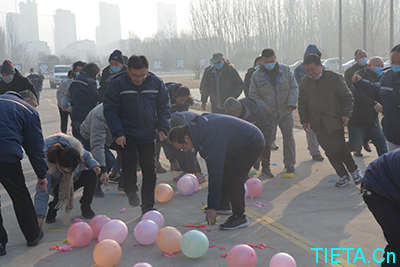 開封鐵塔橡膠工會組織開展“迎新春、踩氣球、猜謎語”活動