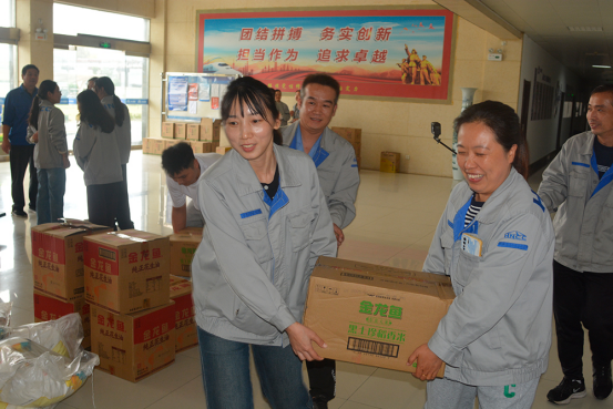 月圓情濃，禮至心暖——開封鐵塔橡膠為全體員工發(fā)放中秋福利