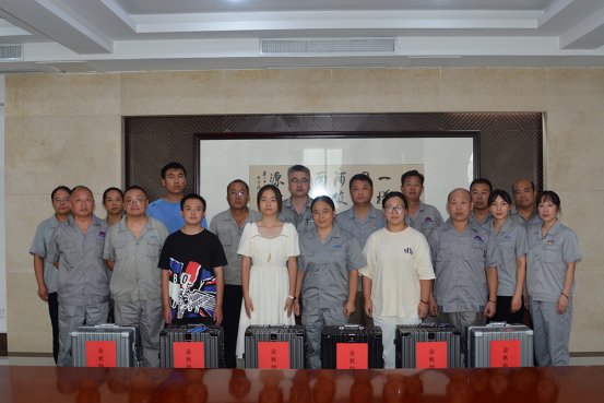 金秋助學傳暖意，國企關(guān)懷伴成長 ——開封鐵塔橡膠金秋助學活動溫情啟幕