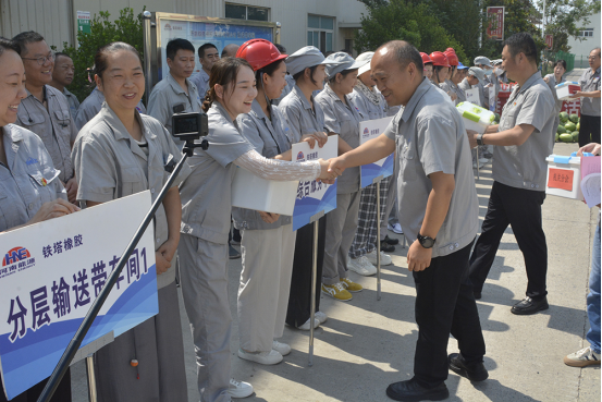工會(huì)送清涼 關(guān)愛護(hù)安康 ——開封鐵塔橡膠開展“夏季送清涼”活動(dòng)